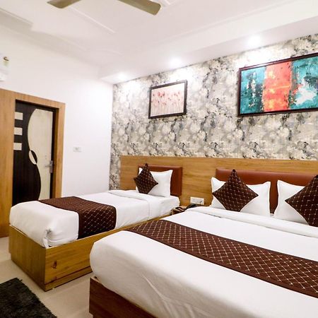 Hotel Vvs Near Delhi Airport 新德里 外观 照片