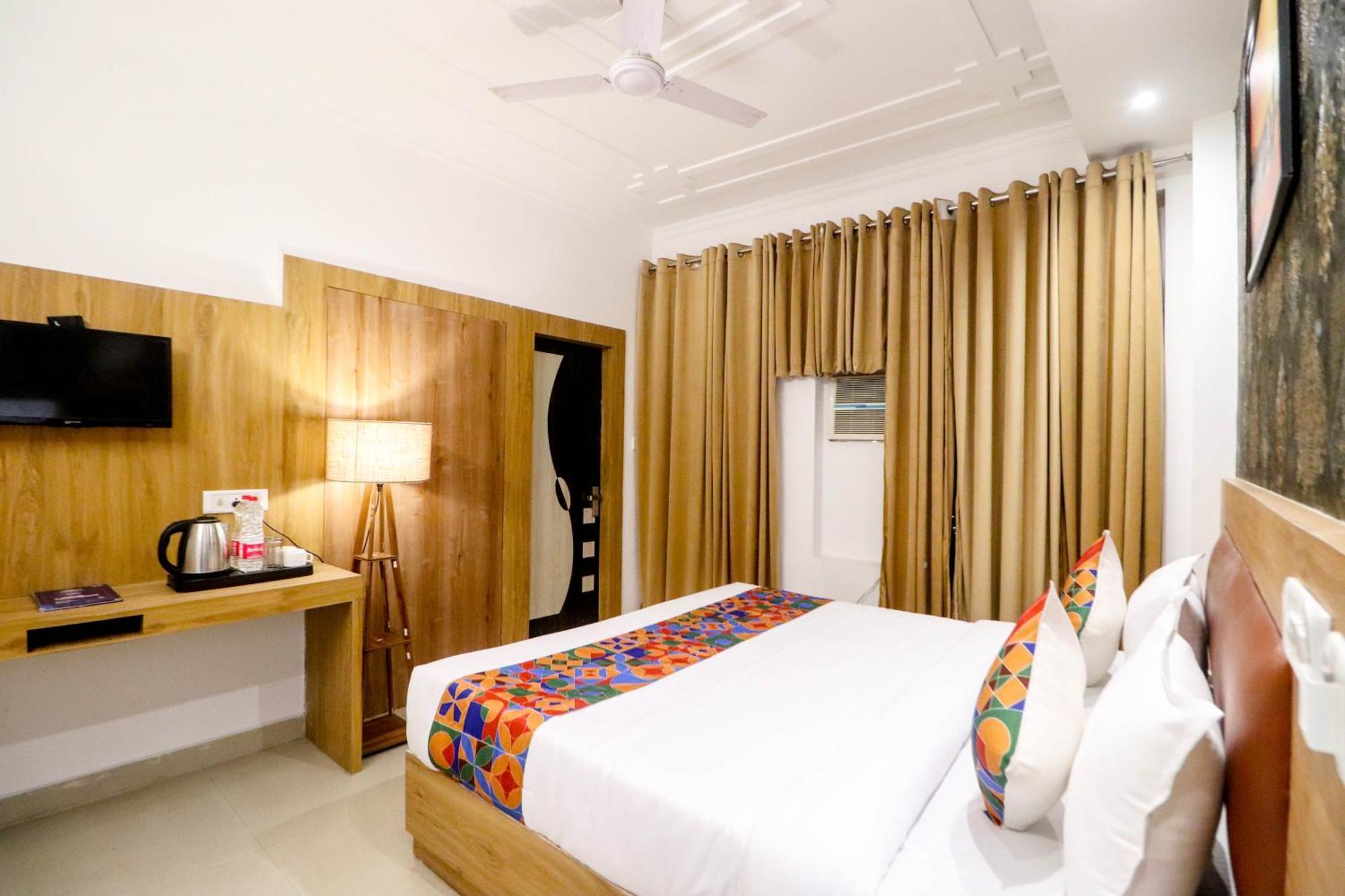 Hotel Vvs Near Delhi Airport 新德里 外观 照片
