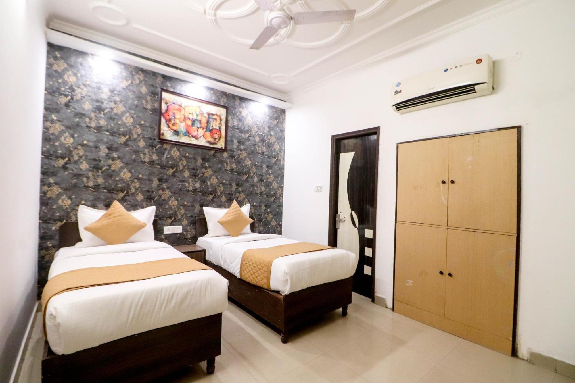Hotel Vvs Near Delhi Airport 新德里 外观 照片