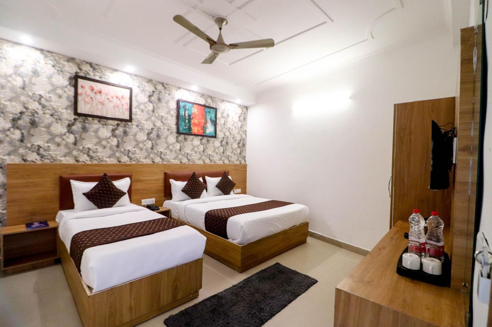 Hotel Vvs Near Delhi Airport 新德里 外观 照片