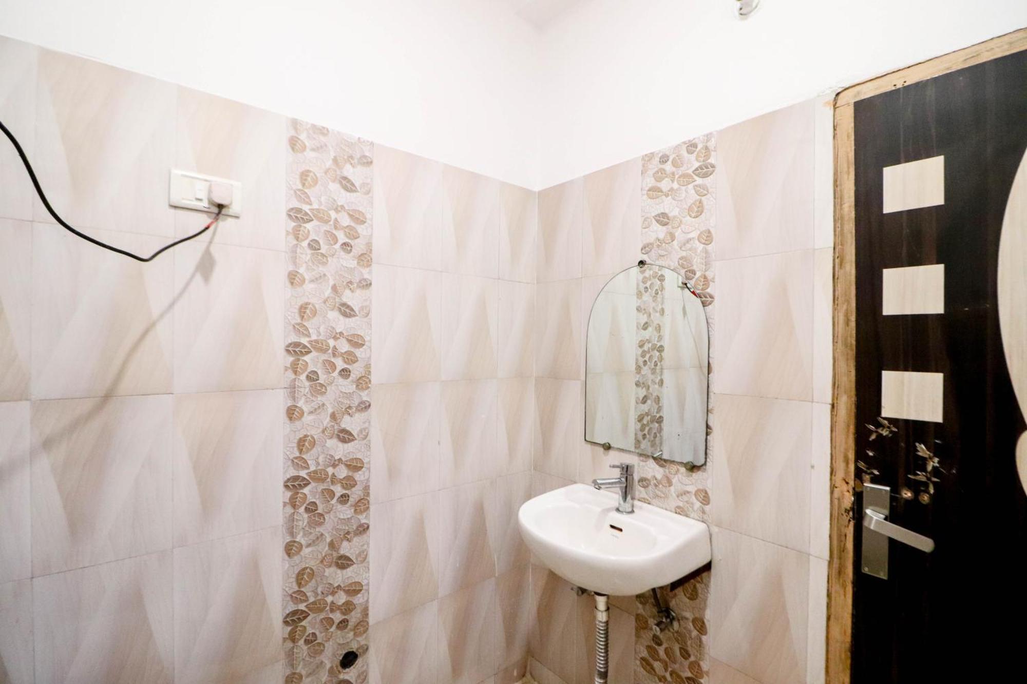 Hotel Vvs Near Delhi Airport 新德里 外观 照片