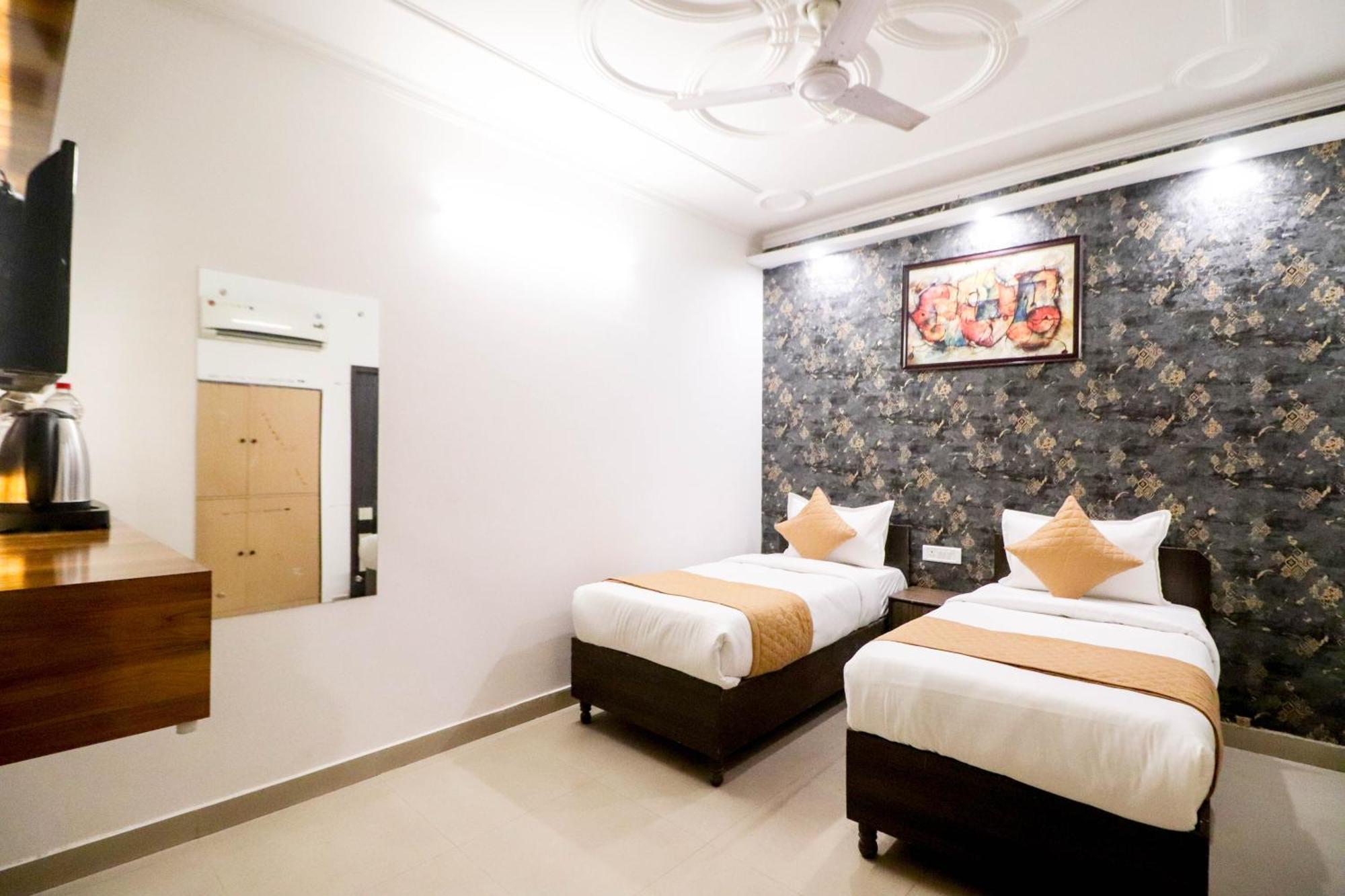 Hotel Vvs Near Delhi Airport 新德里 外观 照片