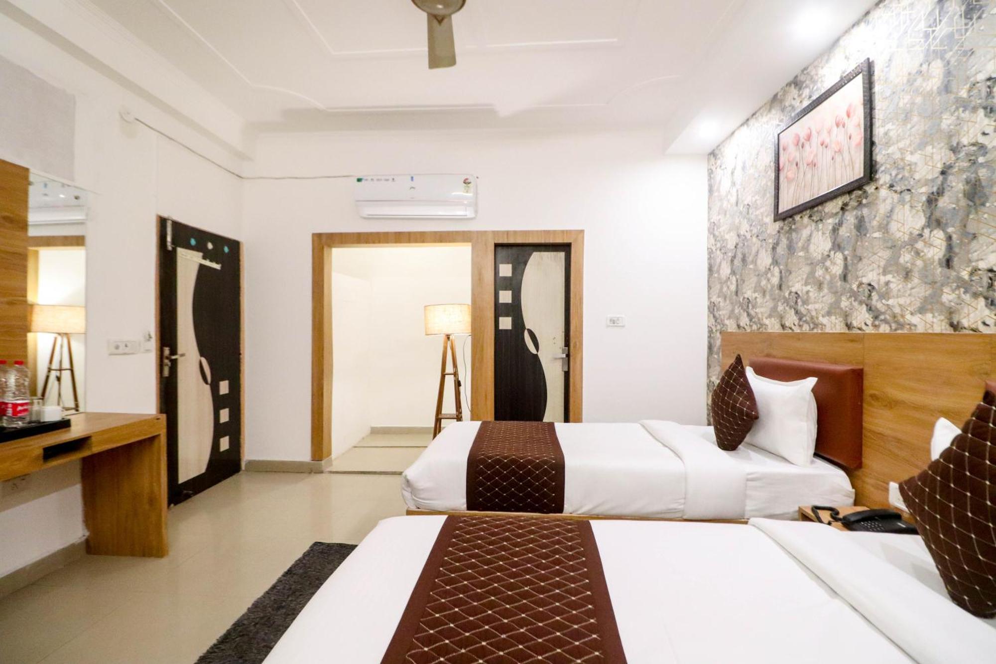 Hotel Vvs Near Delhi Airport 新德里 外观 照片