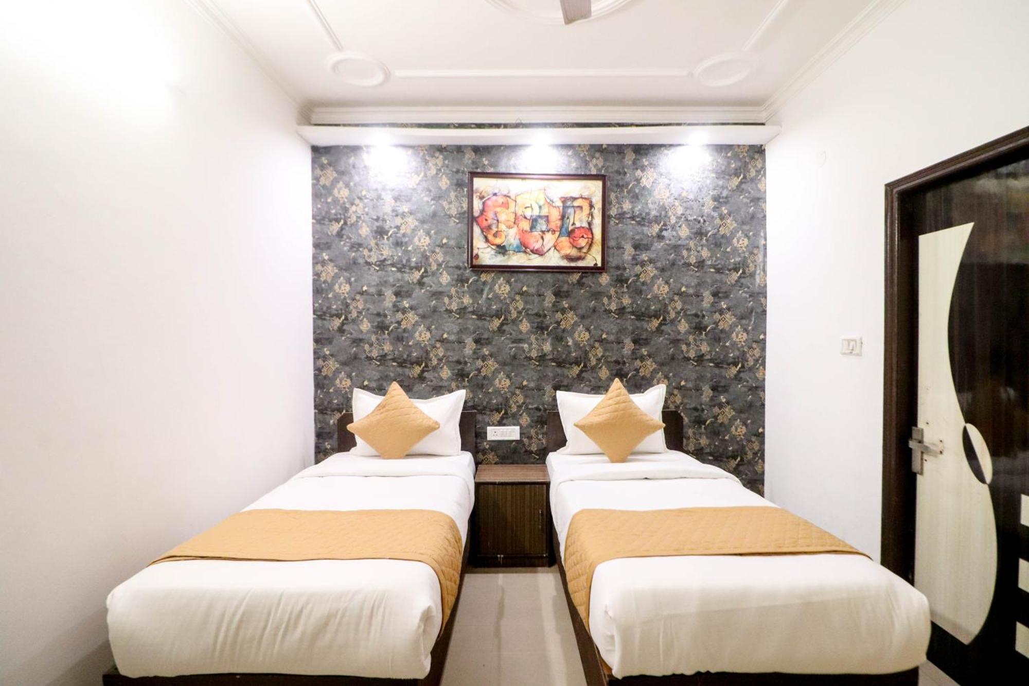 Hotel Vvs Near Delhi Airport 新德里 外观 照片