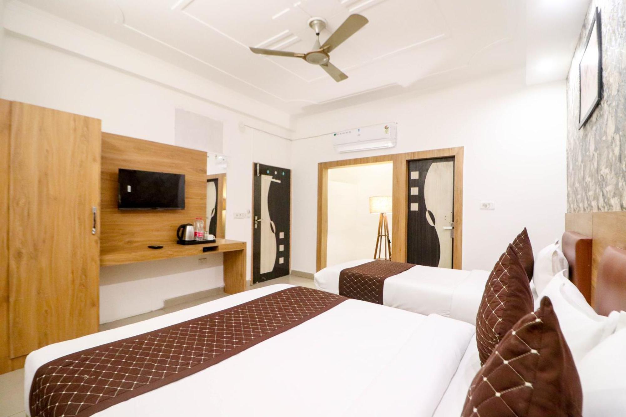 Hotel Vvs Near Delhi Airport 新德里 外观 照片