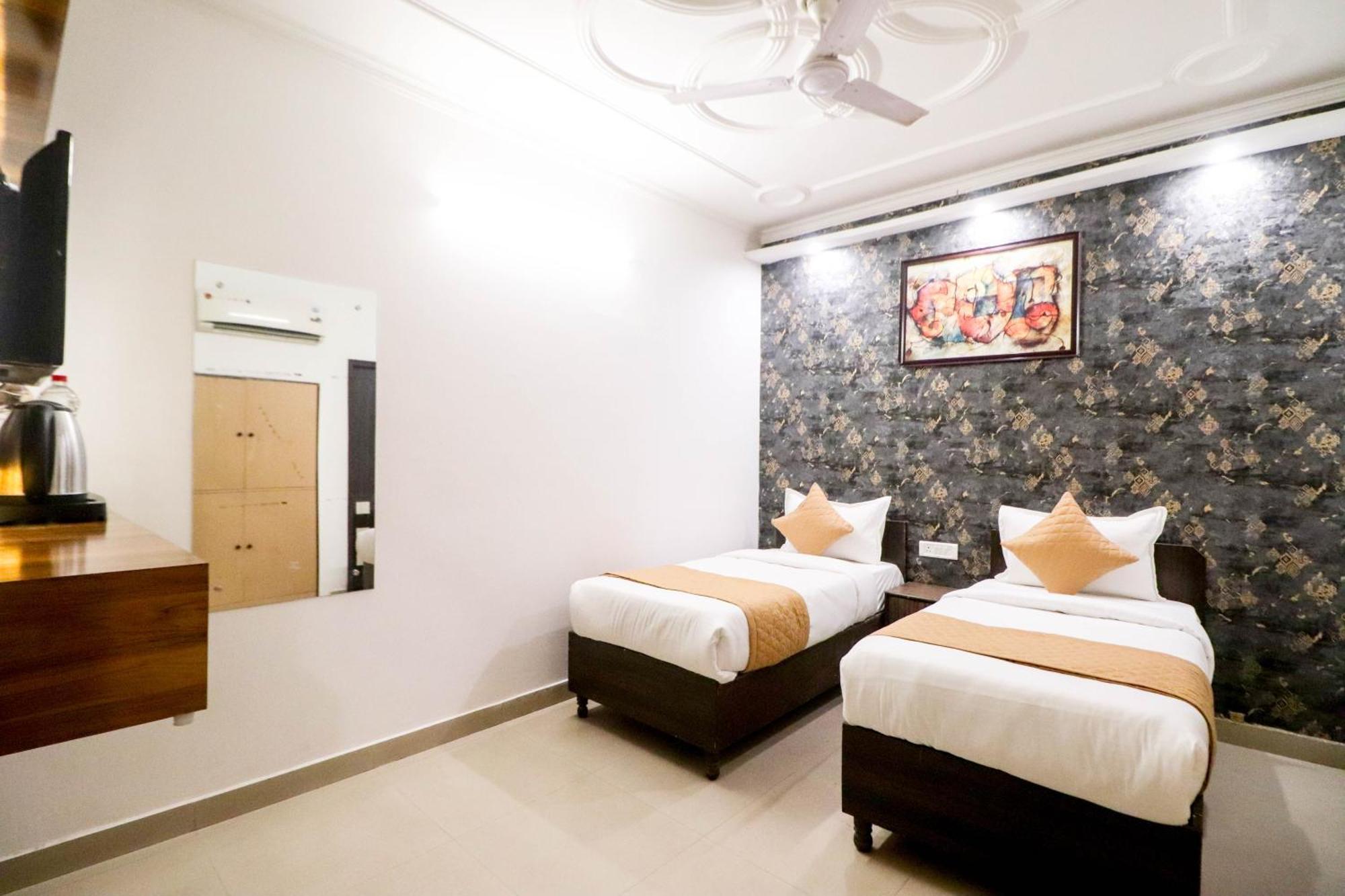 Hotel Vvs Near Delhi Airport 新德里 外观 照片