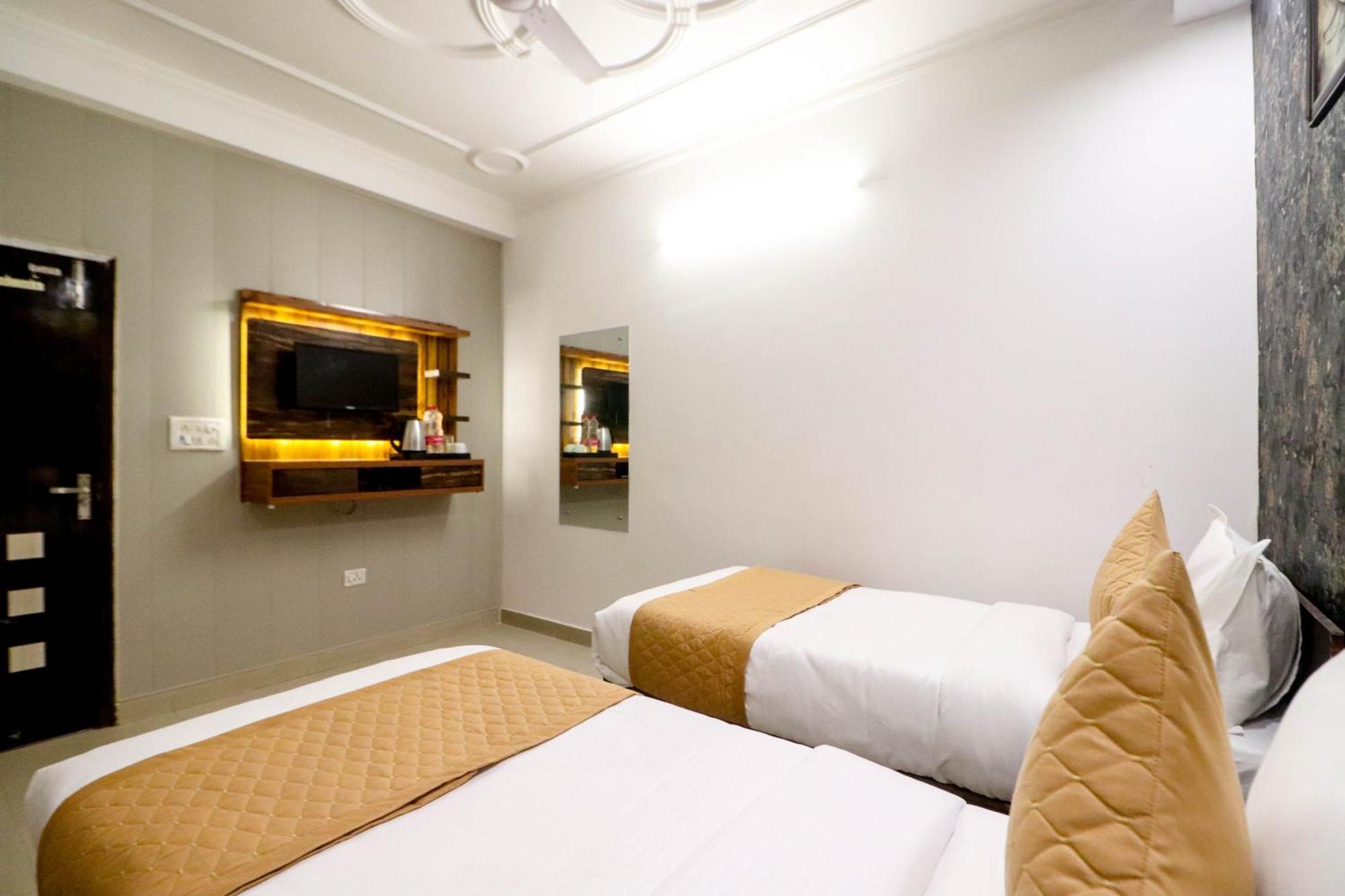 Hotel Vvs Near Delhi Airport 新德里 外观 照片