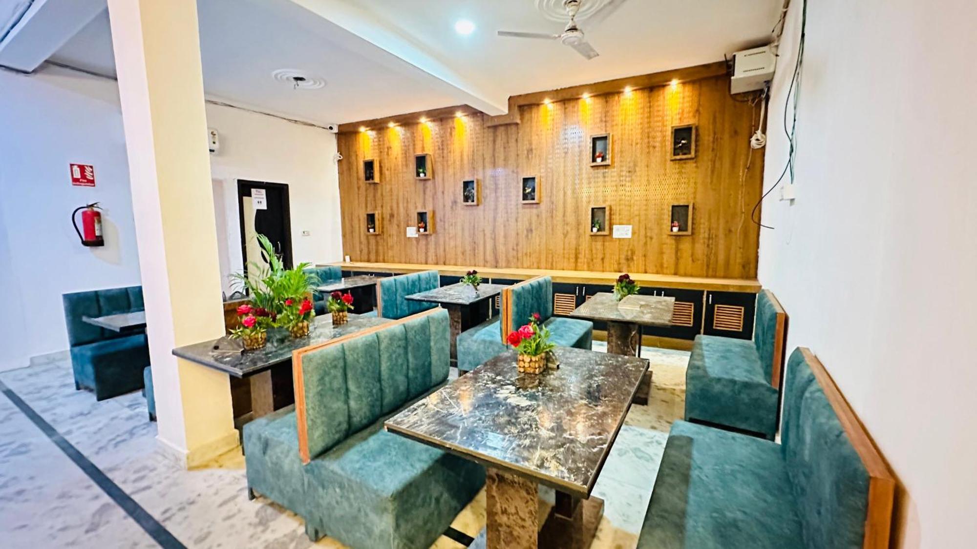 Hotel Vvs Near Delhi Airport 新德里 外观 照片