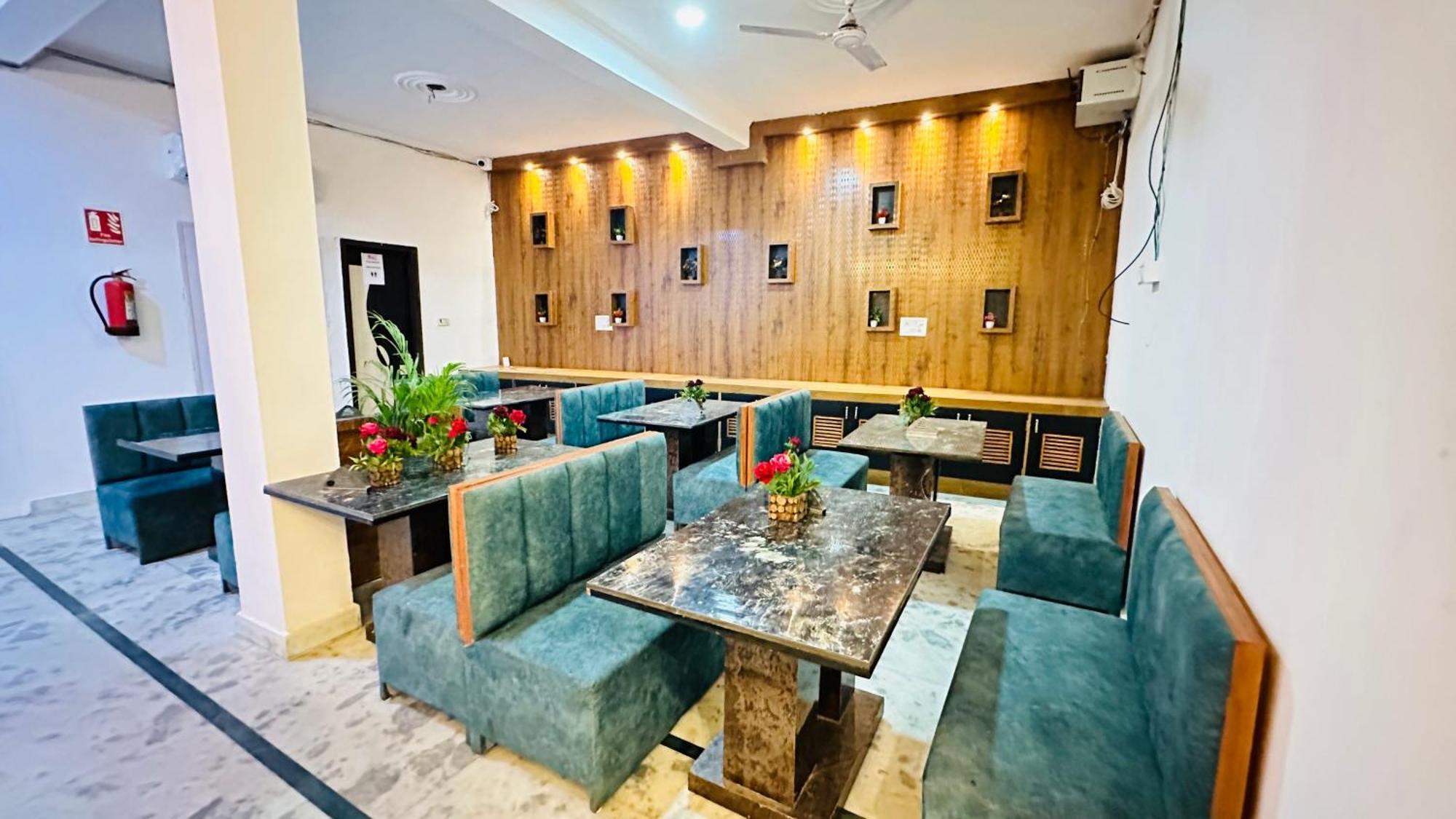 Hotel Vvs Near Delhi Airport 新德里 外观 照片
