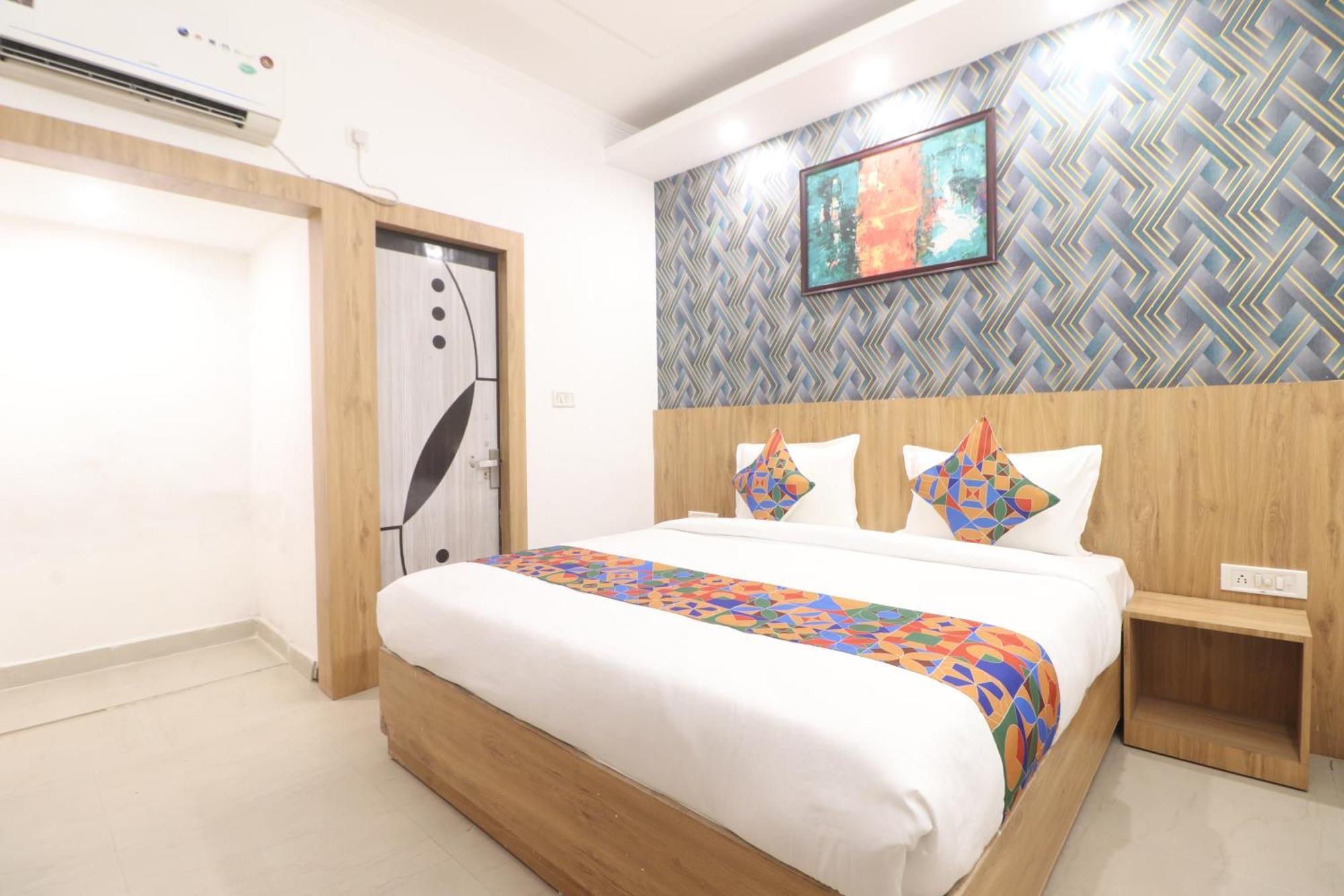 Hotel Vvs Near Delhi Airport 新德里 外观 照片